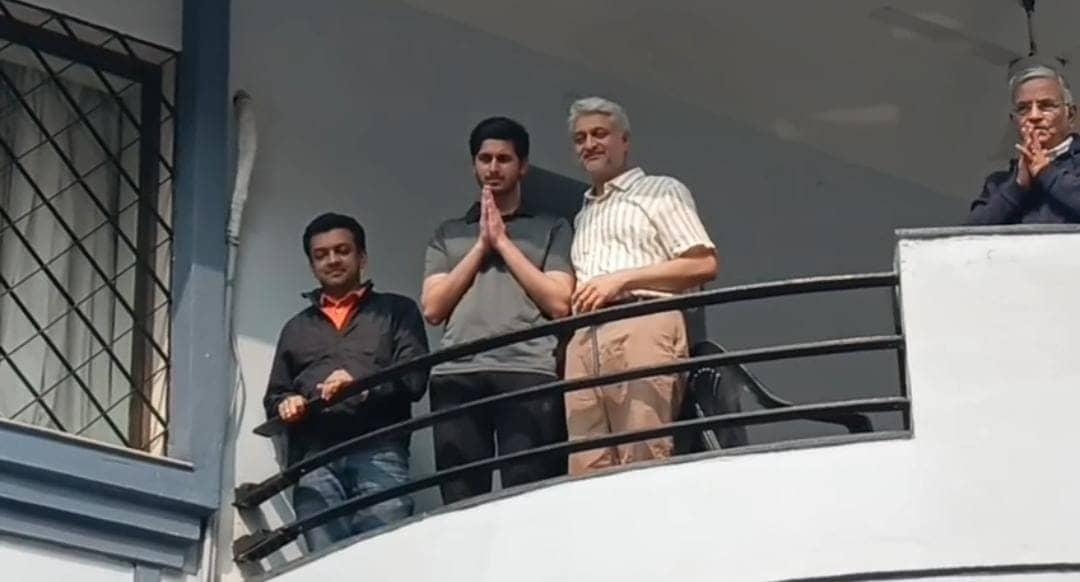 जमशेदपुर: कैरव गांधी के घर पर शुभकामना देने वालों का तांता, बालकनी में आकर कैरव गांधी ने पुलिस और मीडिया का किया शुक्रिया