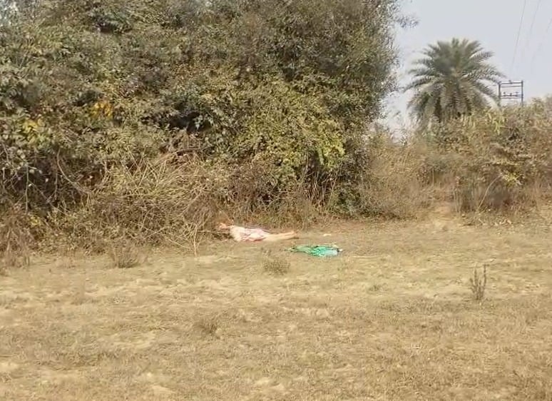 बोकारो में कॉलेज परिसर के पास झाड़ियों में मिला अज्ञात महिला का शव, सिर पर गहरे जख्म के निशान