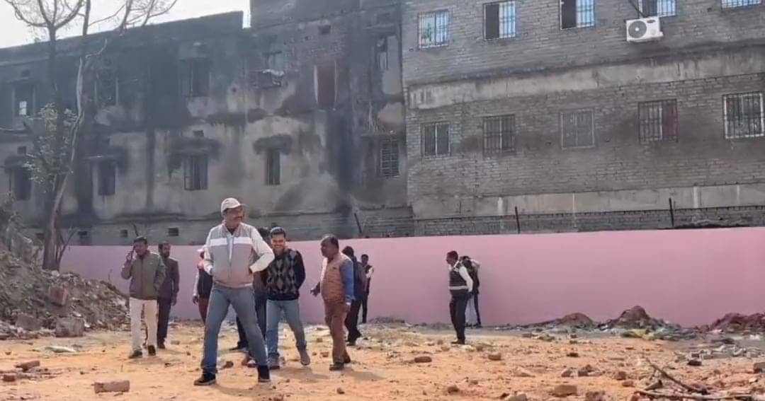 रास्ते का दीवार बना जी का जंजाल! धनबाद में पार्किंग और दीवार के विवाद ने लिया नया मोड़, अधिवक्ता और चिकित्सक आमने सामने