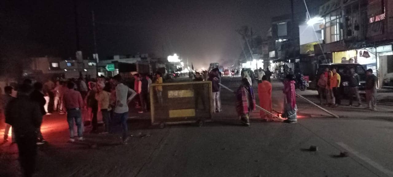 नगड़ी में महिला से दुष्कर्म, थाना के जवान पर लगा आरोप,ग्रामीणों ने किया सड़क जाम