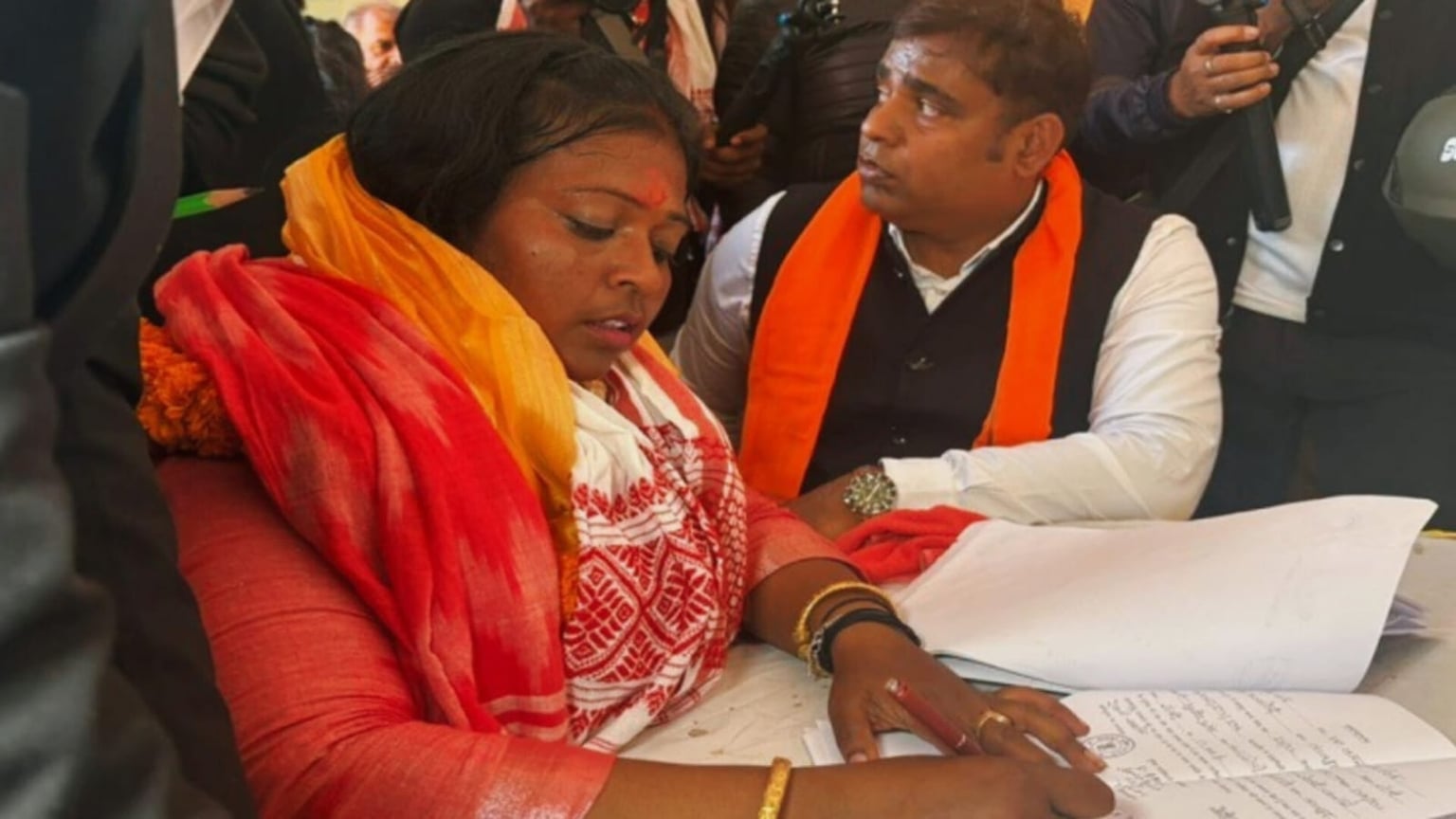 BJP-backed candidate Roshni Khalkho filed her nomination for the Ranchi Municipal Corporation, drawing a massive crowd in the capital city | भाजपा समर्थित उम्मीदवार रौशनी खलखो ने रांची नगर निगम के लिए किया नामांकन, राजधानी में उमड़ा जनसैलाब