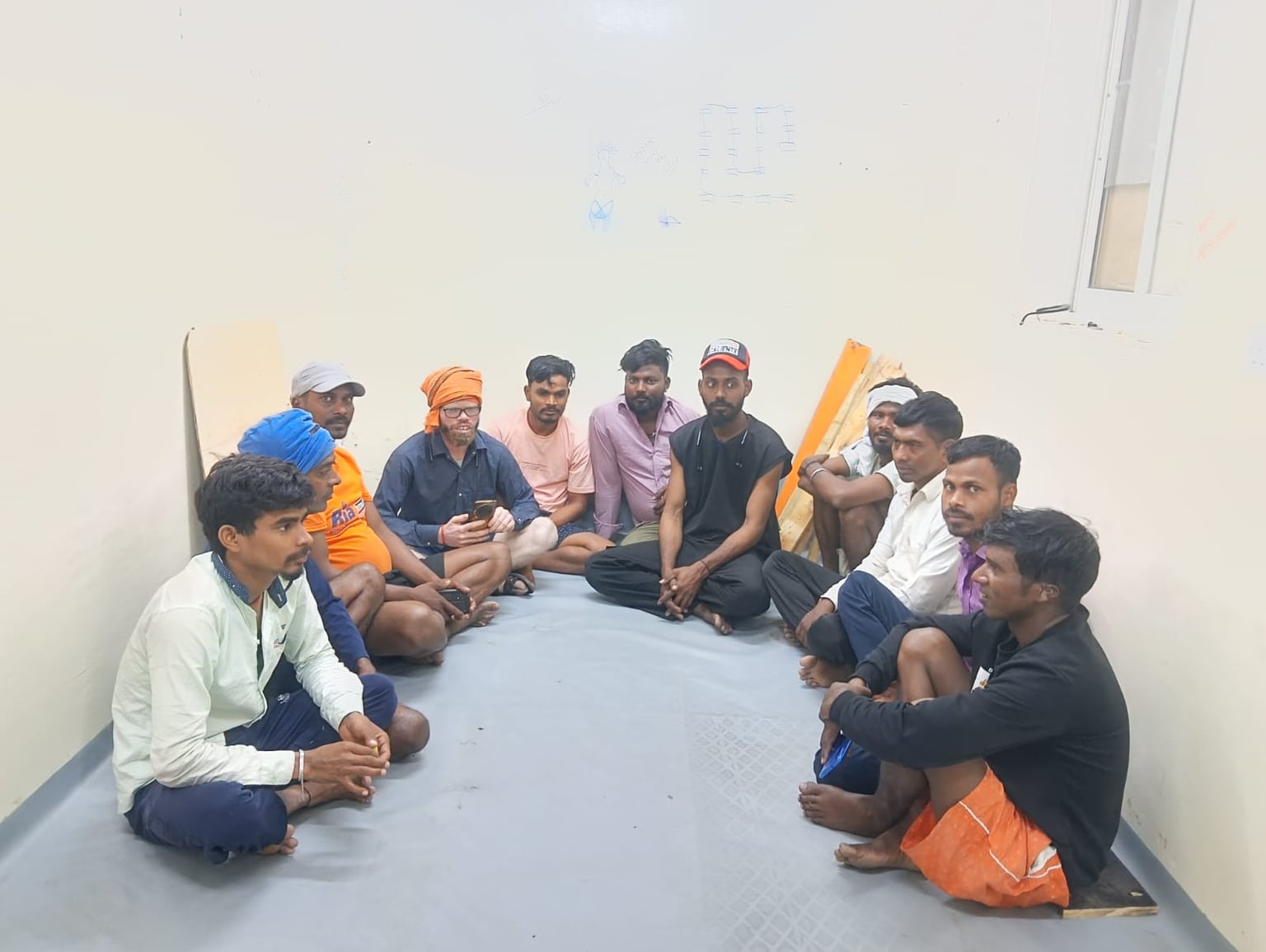 Jharkhand laborers stranded in Dubai are safe; Minister Irfan Ansari held direct talks with them, and their return to India will happen soon | दुबई में फंसे झारखंड के मजदूर सुरक्षित, मंत्री इरफान अंसारी ने की सीधी बातचीत, जल्द होगी स्वदेश वापसी