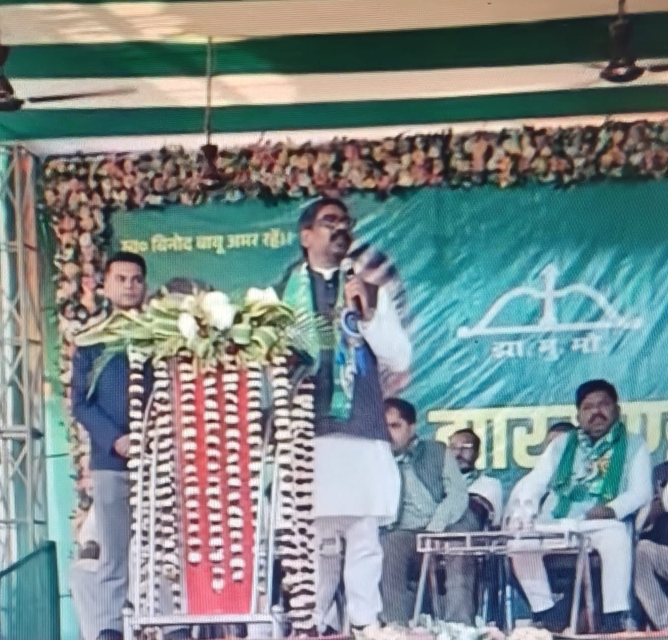 धनबाद में बोले सीएम -उठा लीजिये शिक्षा का हथियार, चल दीजिये सरकार के साथ,फिर देखिये कैसे बदल जाएगी सूरत!
