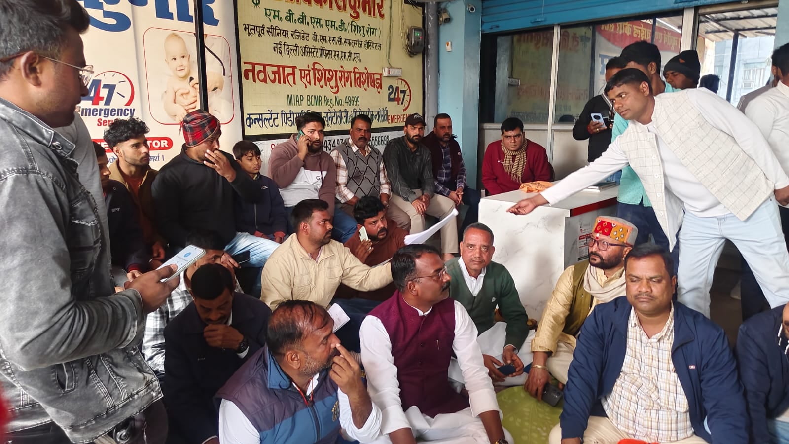 The continued deaths of children at this private child clinic have sparked public outrage, raising । इस निजी चाइल्ड क्लिनिक में लगातार बच्चों की मौत से भड़का जनाक्रोश, स्वास्थ्य व्यवस्था पर उठे सवाल