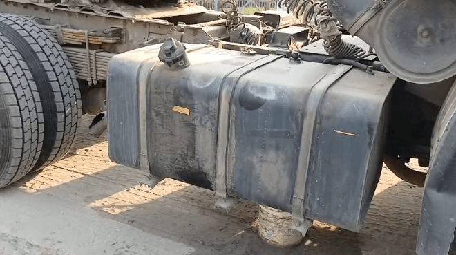 Thieves steal diesel from several trucks, a strange tale of theft during Bihar floods | कई ट्रको से डीजल ले उड़े चोर, बिहार के बाढ़ में चोरी की अजीबोगरीब दास्तां