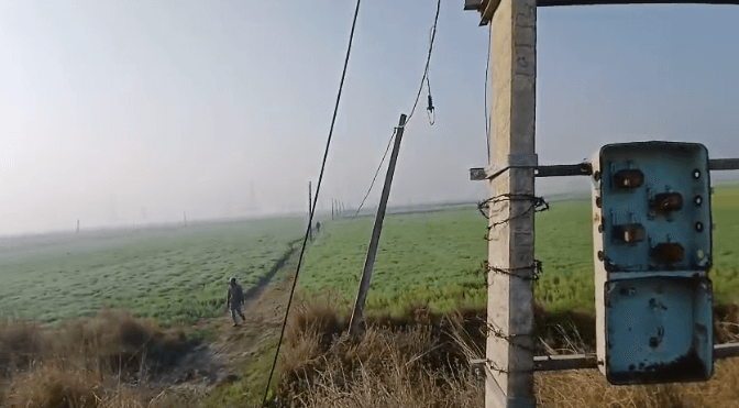 Thieves cut power cables from more than 60 poles and fled, near Gowar Dharampur village in flood-hit Bihar | 60 से अधिक पोल से बिजली के तार काट भागे चोर, बिहार के बाढ़ में गोवार धर्मपुर गांव के पास करतूत