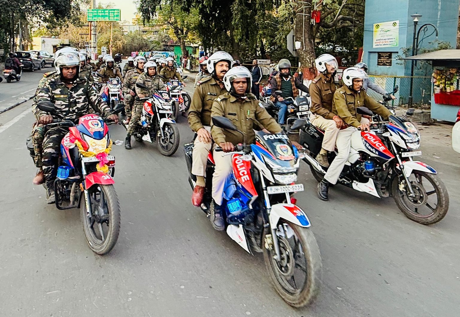 Dhanbad: अपराधियों -अड्डेबाजों को धनबाद पुलिस का कड़ा सन्देश,सडकों पर क्यों घूमी सिटी हॉक्स टीम