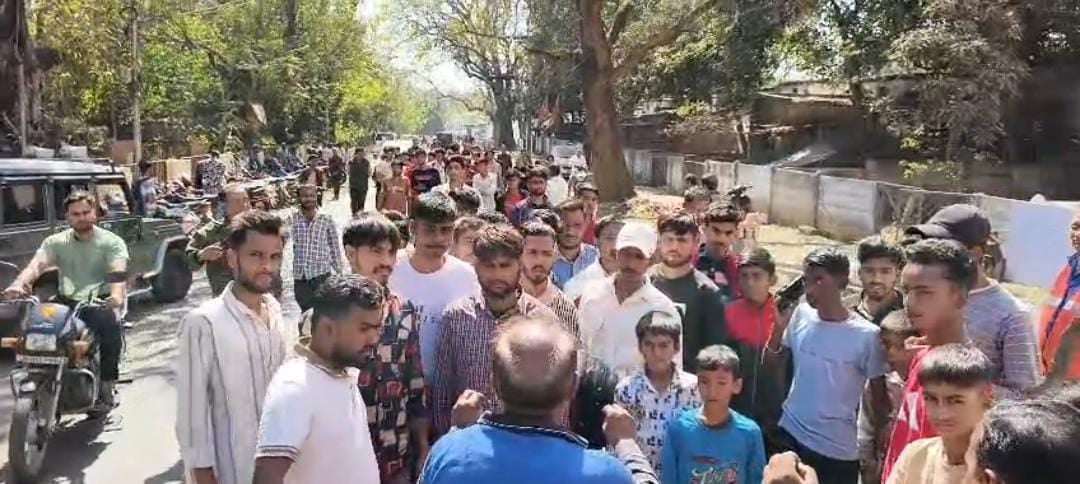 Jamshedpur: Kanhaiya Yadav murder case escalates, Tinplate-Golmuri main road blocked in protest। जमशेदपुर:कन्हैया यादव हत्याकांड ने पकड़ा तूल, विरोध में टिनप्लेट- गोलमुरी मुख्य सड़क जाम