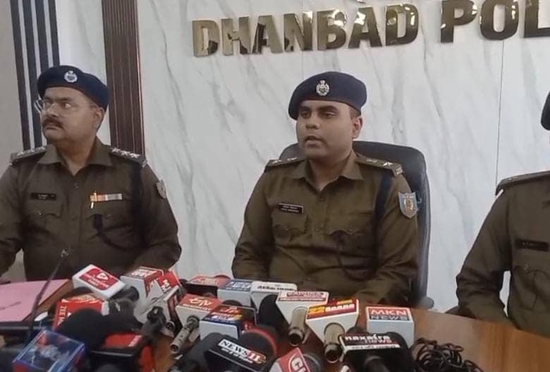 धनबाद में परीक्षा केंद्र में हाईटेक नकल गिरोह का पर्दाफाश, तीन गिरफ्तार, इतने लाख में हुआ था सौदा