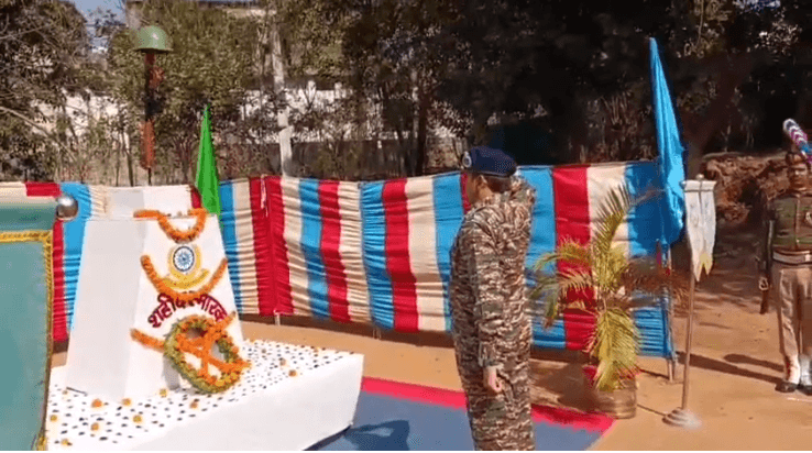 Heartfelt tribute to the soldiers martyred in Pulwama, two minutes silence after the Guard of Honour | पुलवामा में शहीद जवानों को भावभीनी श्रद्धांजलि, गार्ड ऑफ ऑनर के बाद दो मीनट का मौन
