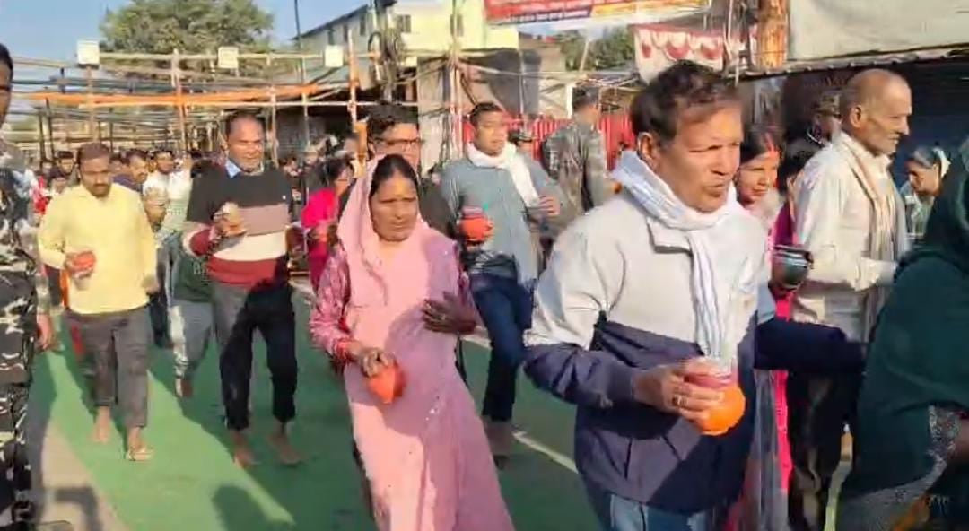 jalaaparn kar rahe hai shraddhaalu A huge crowd gathered at Baba Temple on Mahashivratri, devotees are offering water amid tight security arrangements। महाशिवरात्रि बाबा मंदिर में उमड़ी अपार भीड़, सुरक्षा व्यवस्था के बीच जलापर्ण कर रहे है श्रद्धालु