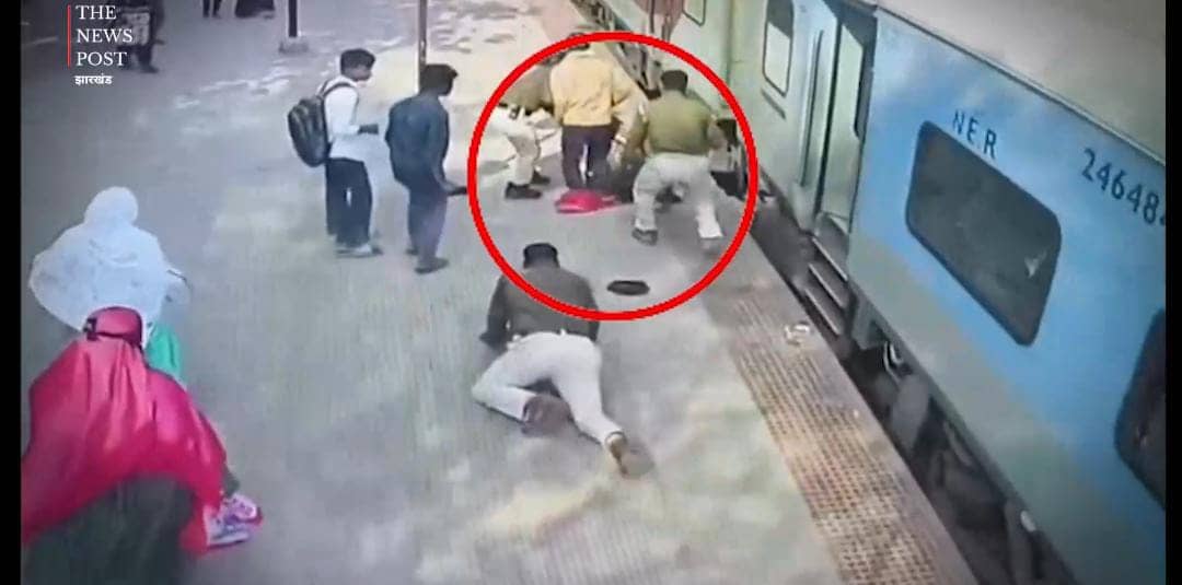 कब सुधरेंगे लोग? चलती ट्रेन में चढ़ने की कोशिश कर रही थी महिला तभी हुआ कुछ ऐसा कि हलक में आ गई जान, देखें VIDEO