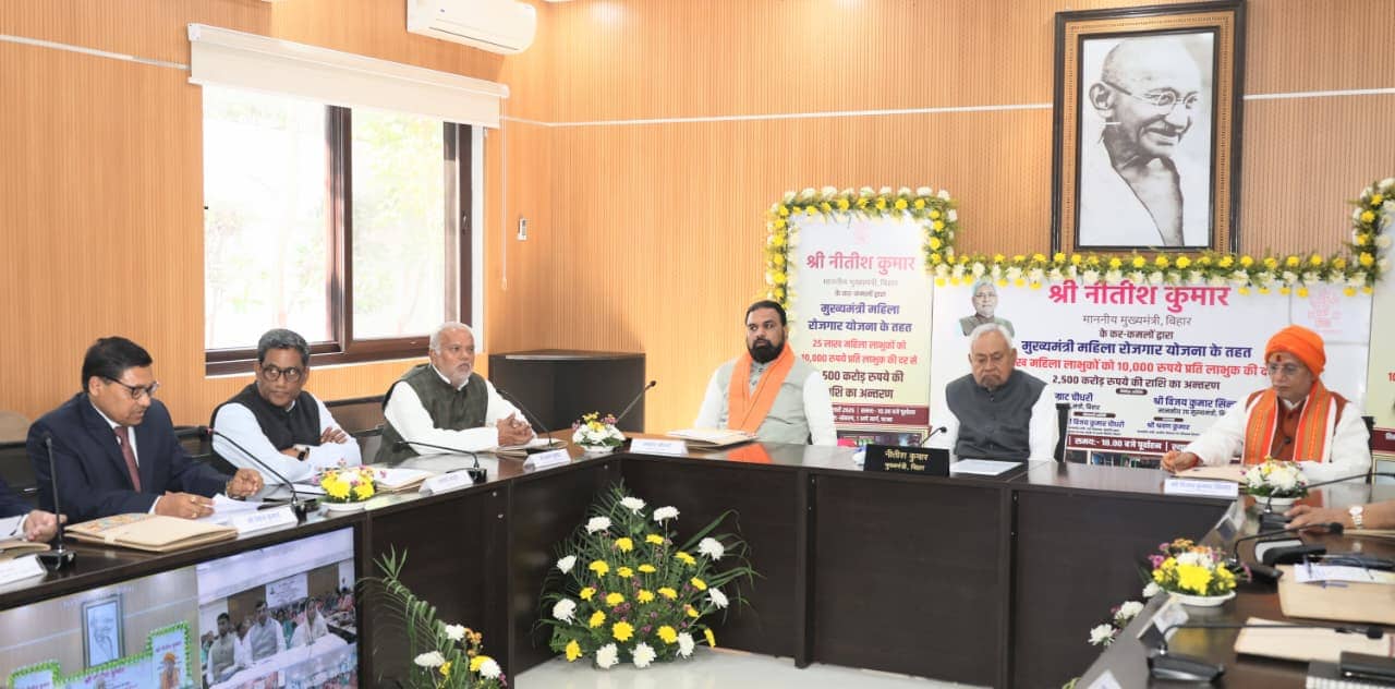 मुख्यमंत्री नीतीश कुमार ने 25 लाख महिलाओं के खाते में ट्रांसफ़र किया 10 हजार रुपये,चेहरे पर खिली मुस्कान