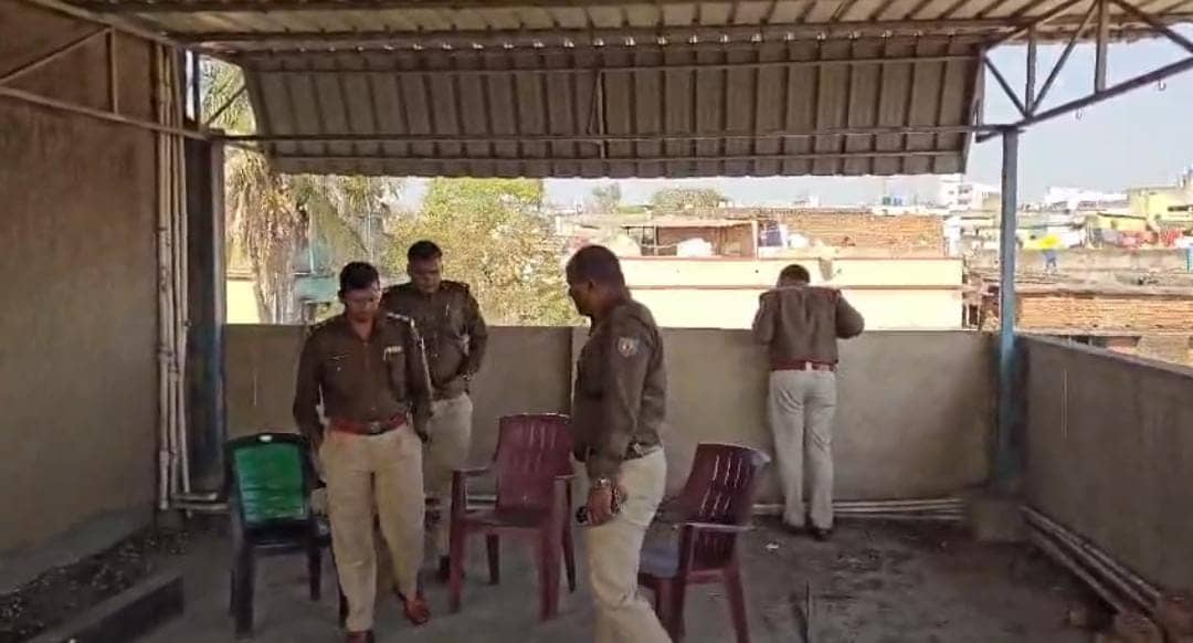 धनबाद पुलिस ने की वासेपुर में भगोड़े प्रिंस खान के घर की कुर्की-जब्ती,सुरक्षा के कड़े इंतजाम