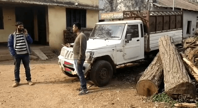 लोहरदगा में अवैध लकड़ी लदा ट्रक जब्त, तस्कर फरार