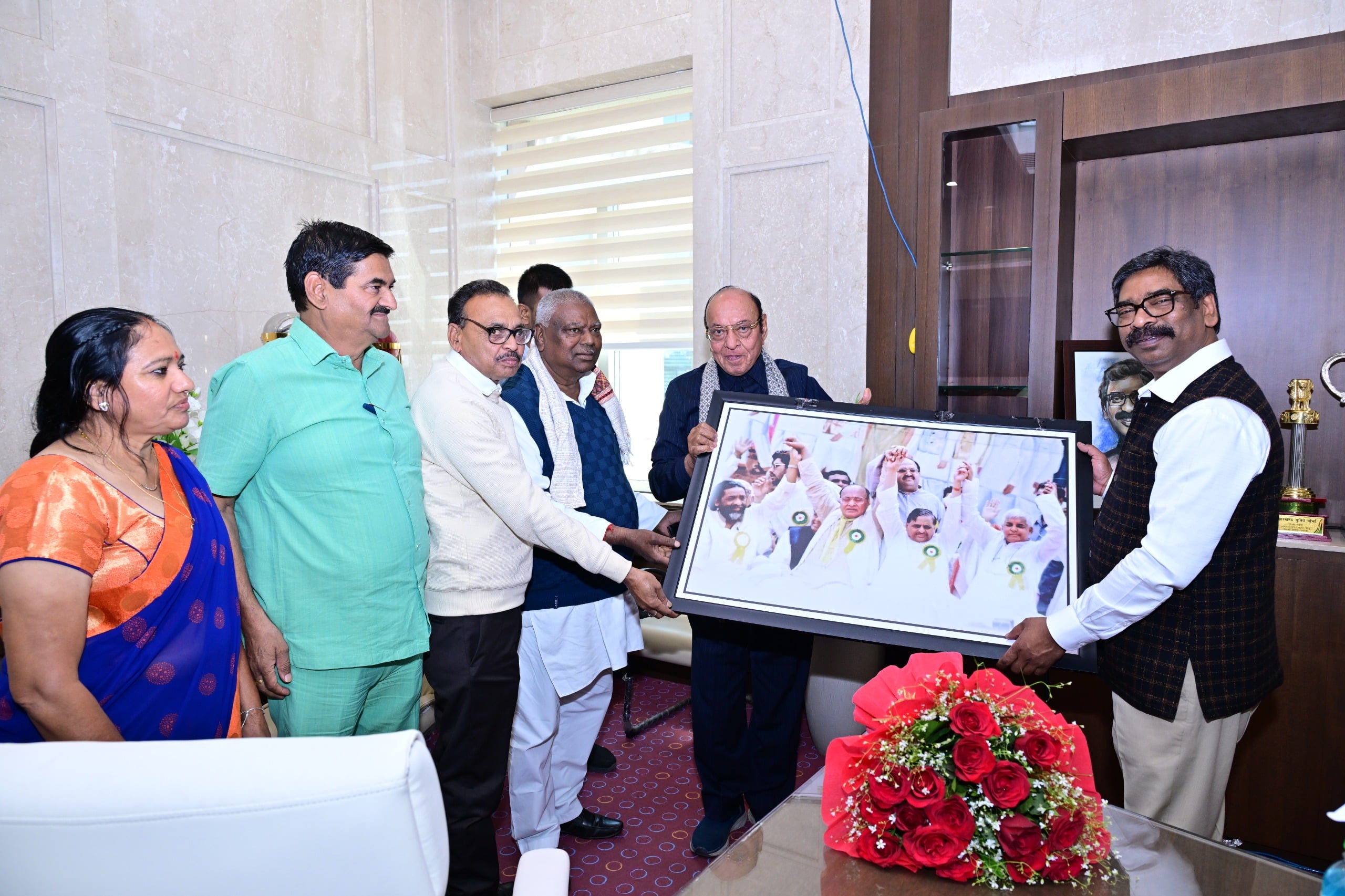 Former Gujarat CM Shankar Singh Vaghela met Chief Minister Hemant Soren and presented a historical photo with 'Dishom Guru' |