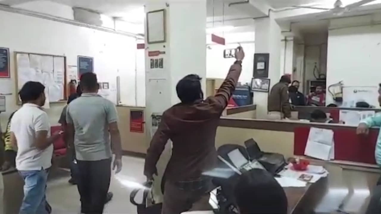 बंधक बैंक में 16 लाख की लूट, सीसीटीवी का डीवीआर भी ले भागे अपराधी