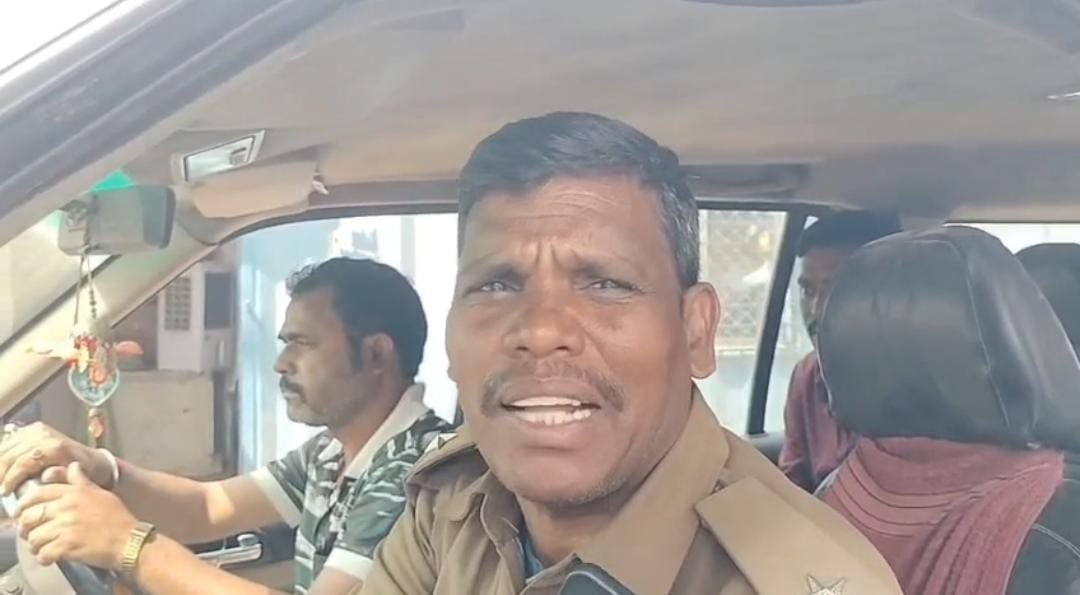 जमशेदपुर:पारिवारिक कलह से परेशान युवक ने नदी में लगा दी छलांग, पढ़े फिर क्या हुआ। जमशेदपुर:पारिवारिक कलह से परेशान युवक ने नदी में लगा दी छलांग, पढ़े फिर क्या हुआ