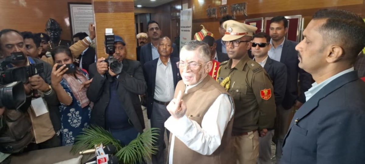 बड़ी खबर : राज्यपाल संतोष गंगवार ने डाला वोट, जनता से की रिकॉर्ड मतदान की अपील