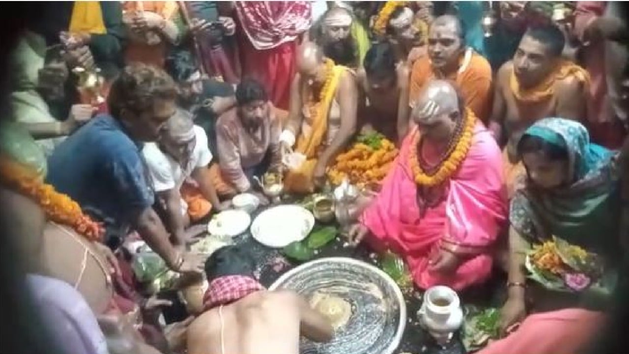 देवघर के बाबा मंदिर में उमड़े भक्त, सिंदूर चढ़ाने की विशेष परंपरा
