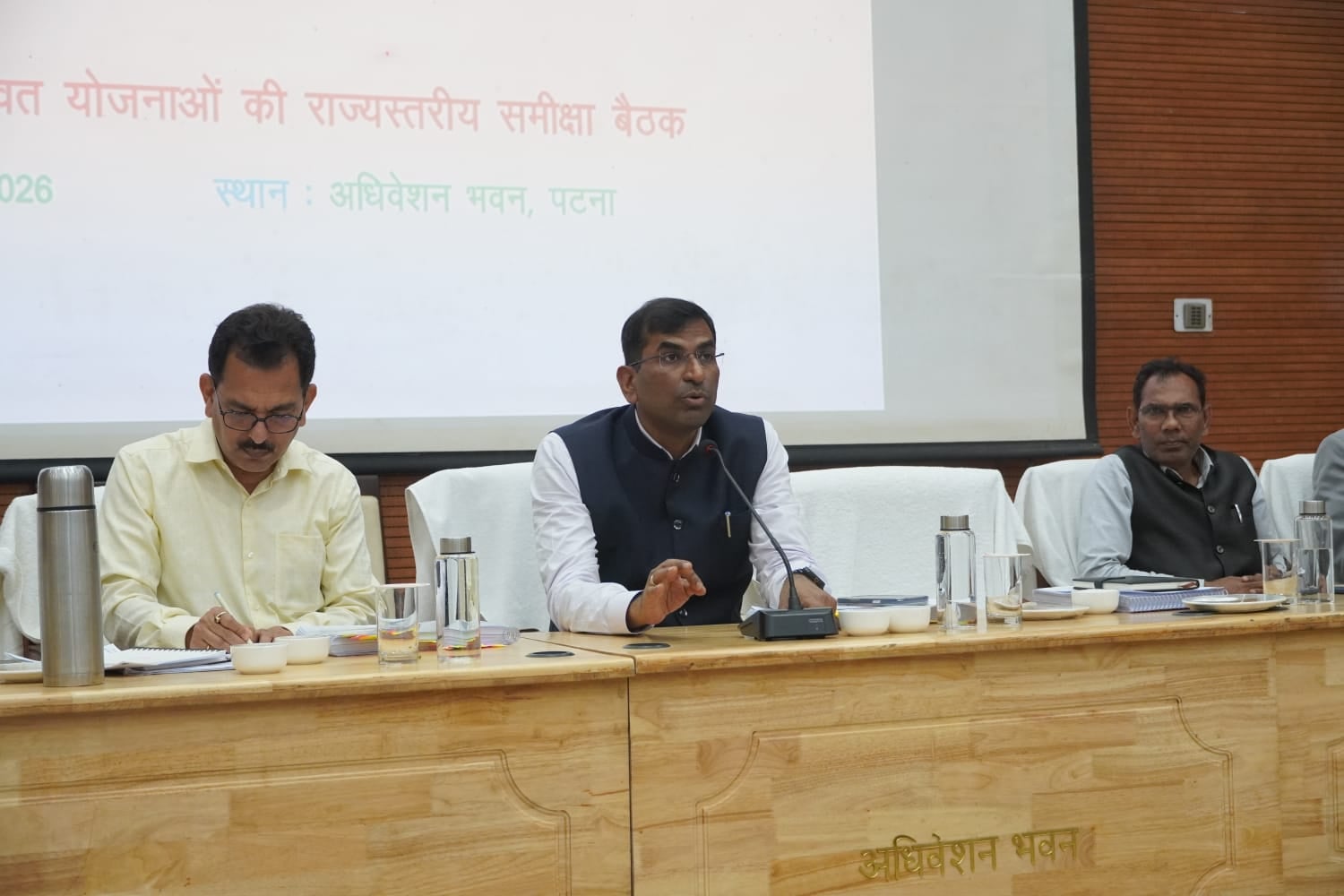 बिहार: सचिव ने घटिया निर्माण पर दी सख्त चेतावनी
