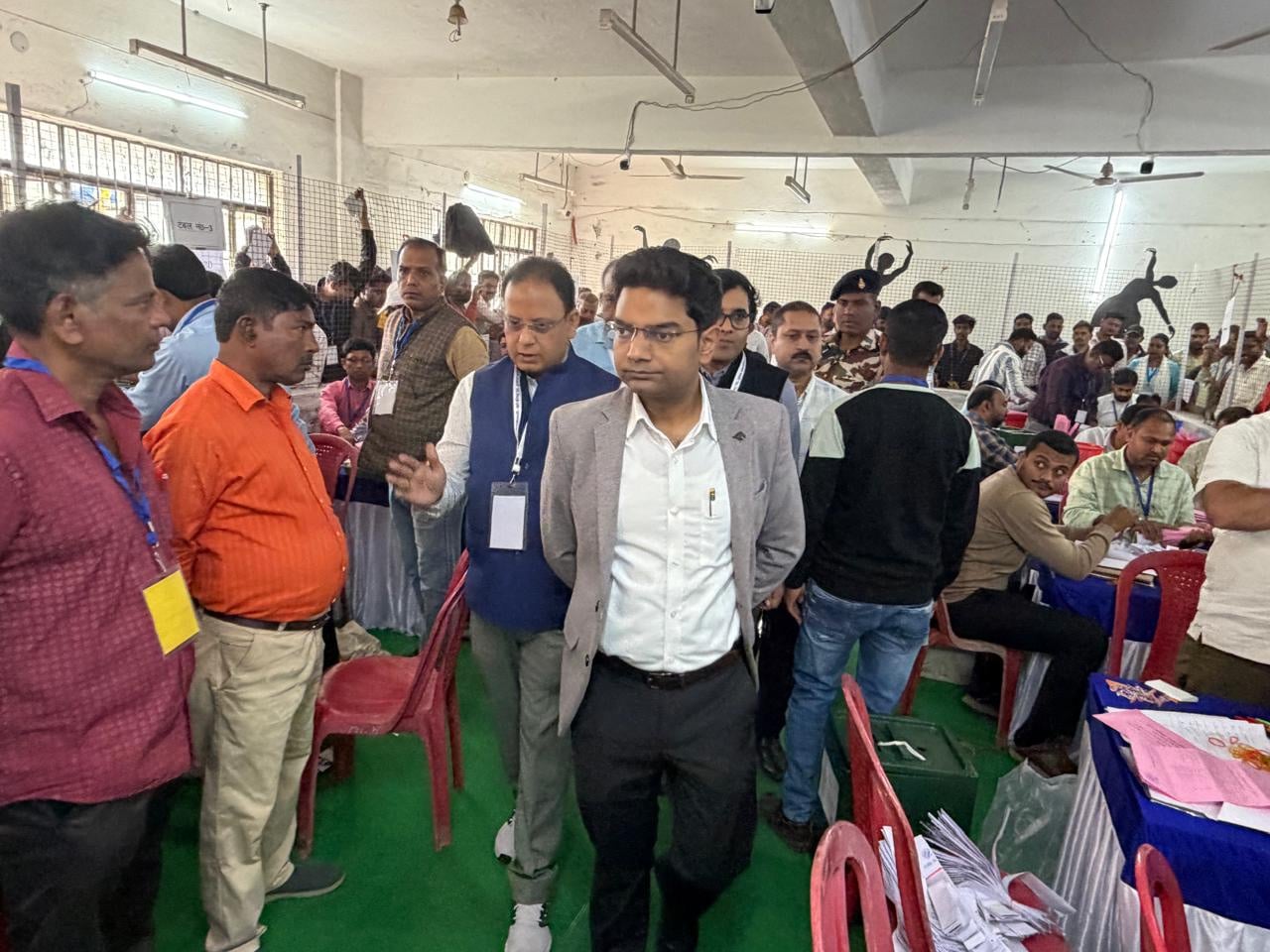 दुमका इंजीनियरिंग कॉलेज में कड़ी सुरक्षा के बीच मतगणना जारी, जिला निर्वाचन पदाधिकारी कर रहे हैं निगरानी