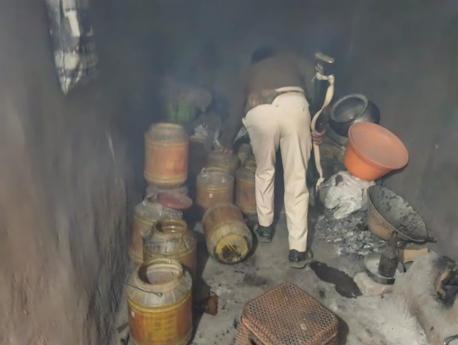 मधुपुर रेलवे स्टेशन के पास चल रहा था देसी शराब का कारोबार,उत्पाद विभाग ने की बड़ी कार्रवाई