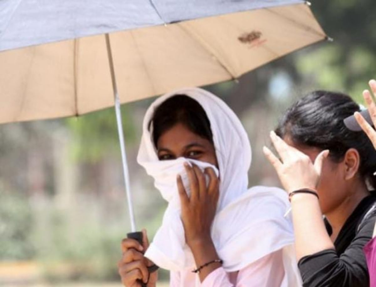 Weather Alert:झारखंड में दिखने लगा मई जून वाली गर्मी का ट्रेलर, चिलचिलाती धूप से बचते दिख रहे है लोग