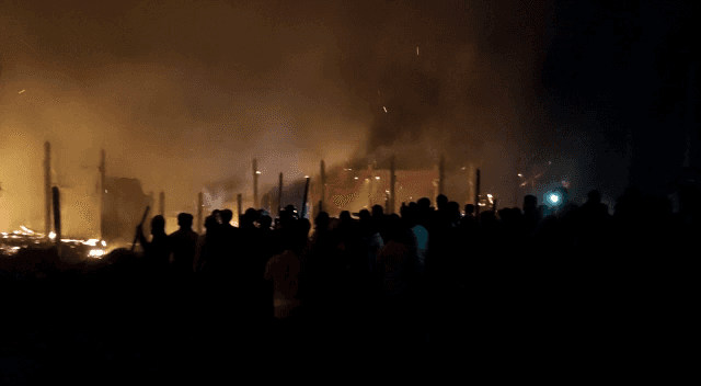 घर में सोए हुए थे गांव वाले, तभी लग गई भीषण आग, दर्जन भर घर खाक