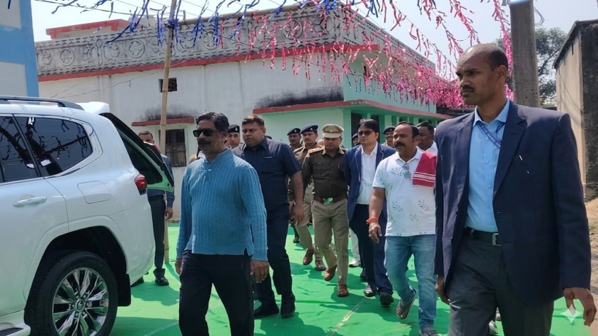 बाहा पर्व को लेकर तैयारियां तेज़, पैतृक गांव नेमरा पहुंचे सीएम हेमंत सोरेन ने विकास कार्यों का लिया जायजा