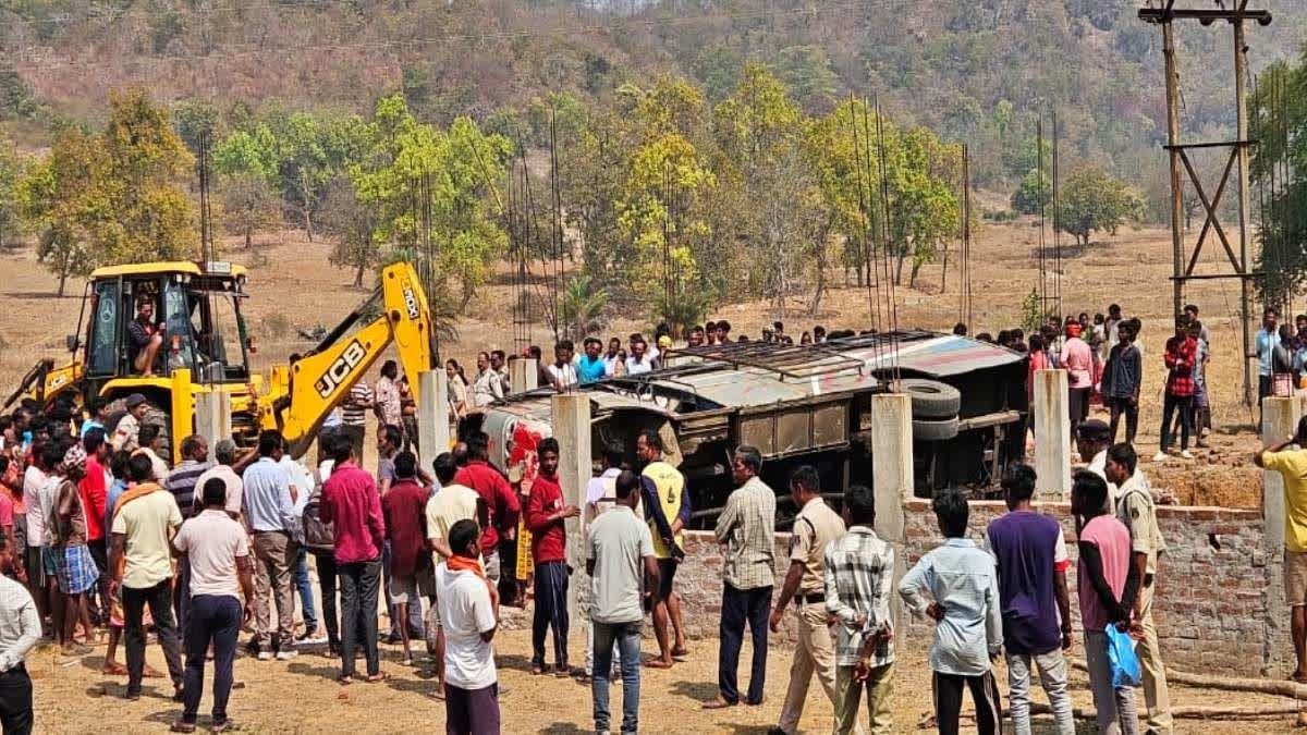 झारखंड छत्तीसगढ़ बॉर्डर पर हुआ बड़ा हादसा, बस पलटने से पांच की गई जान, 17 से अधिक घायल