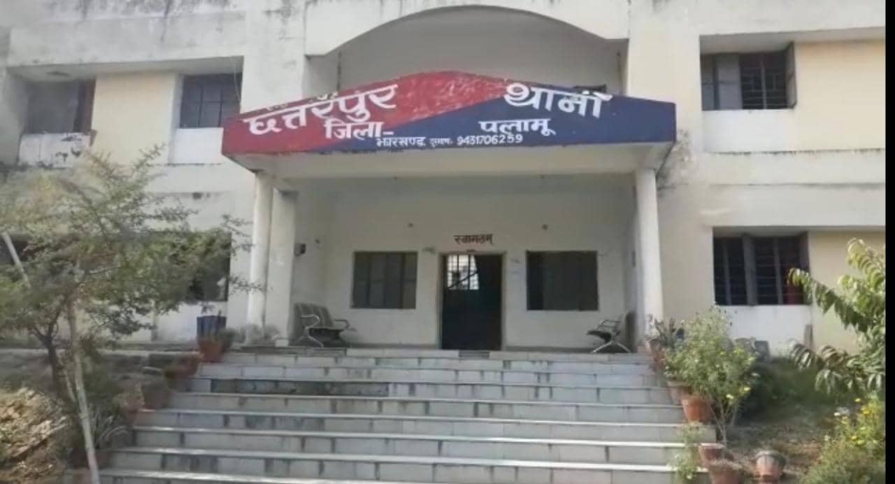 छत्तरपुर में दो अलग सड़क घटनाओं में एक मोटरसाइकिल सवार की मौत, दूसरा गंभीर रूप से घायल