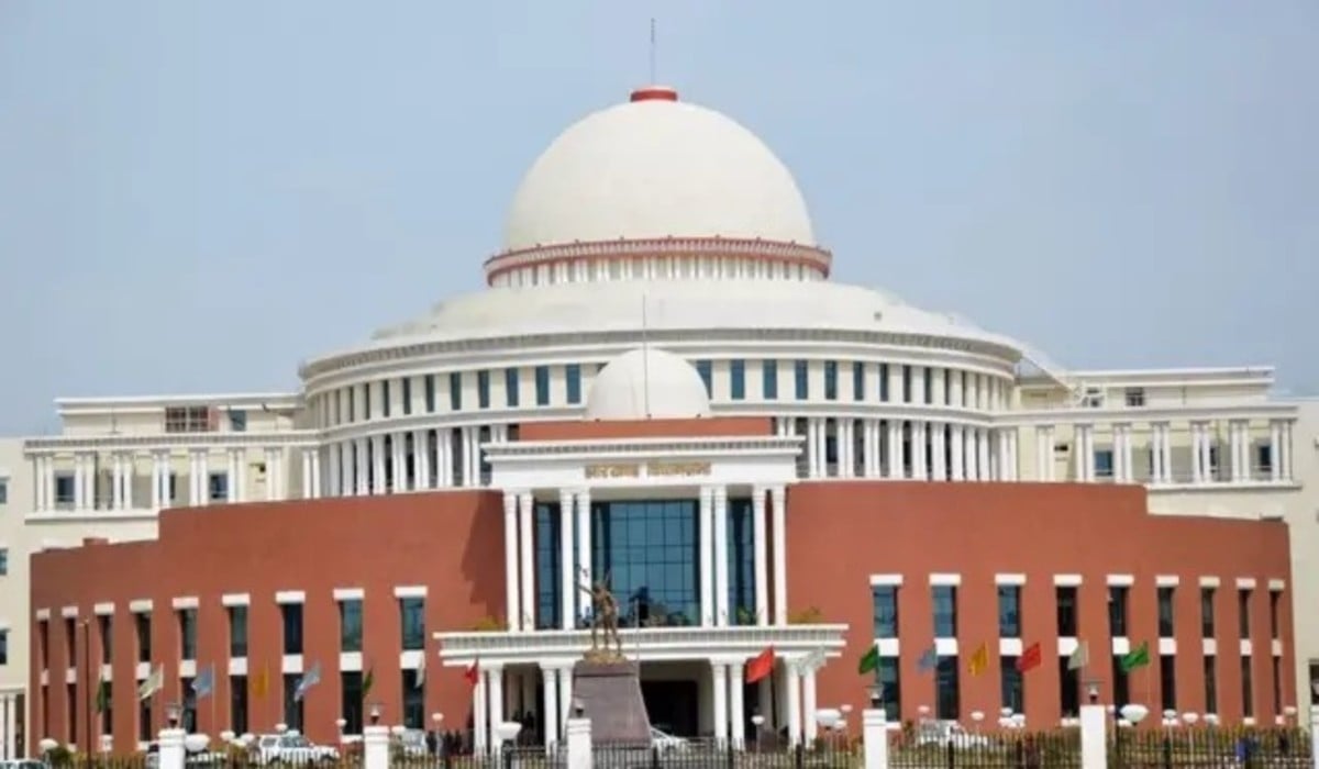 झारखंड विधानसभा में गैस-डीजल संकट पर हंगामा, सिलेंडर का कटआउट लेकर पहुंचे विधायक