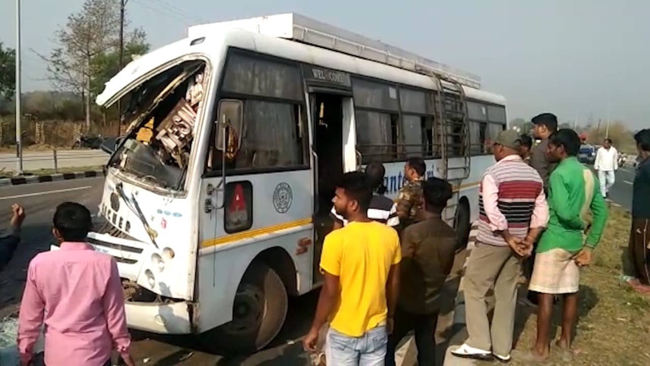 कंटेनर और यात्री बस में टक्कर, 6 घायल, दो की हालत नाजुक