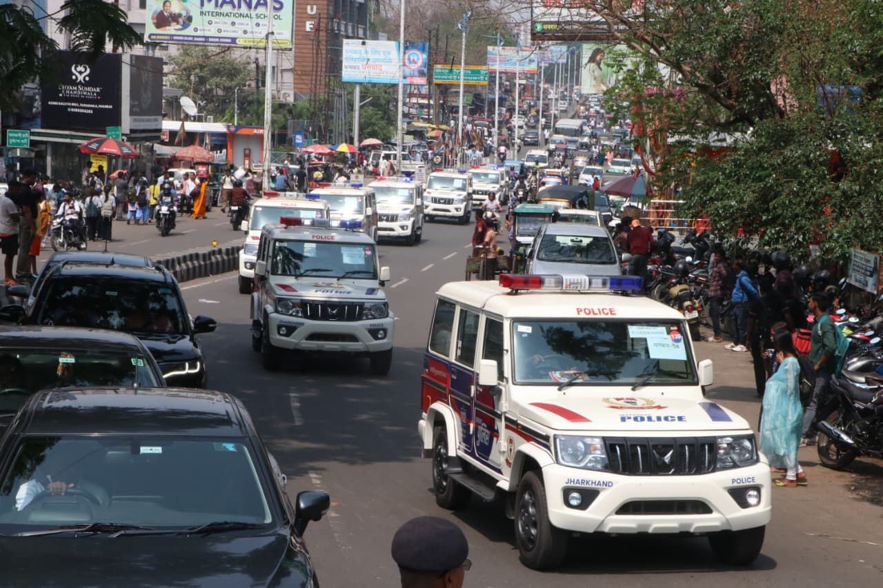 धनबाद पुलिस सड़क पर उतर दिया सन्देश -शान्ति में मनाइये त्योहार ,खलल डालने वालो के लिए हम हैं न!