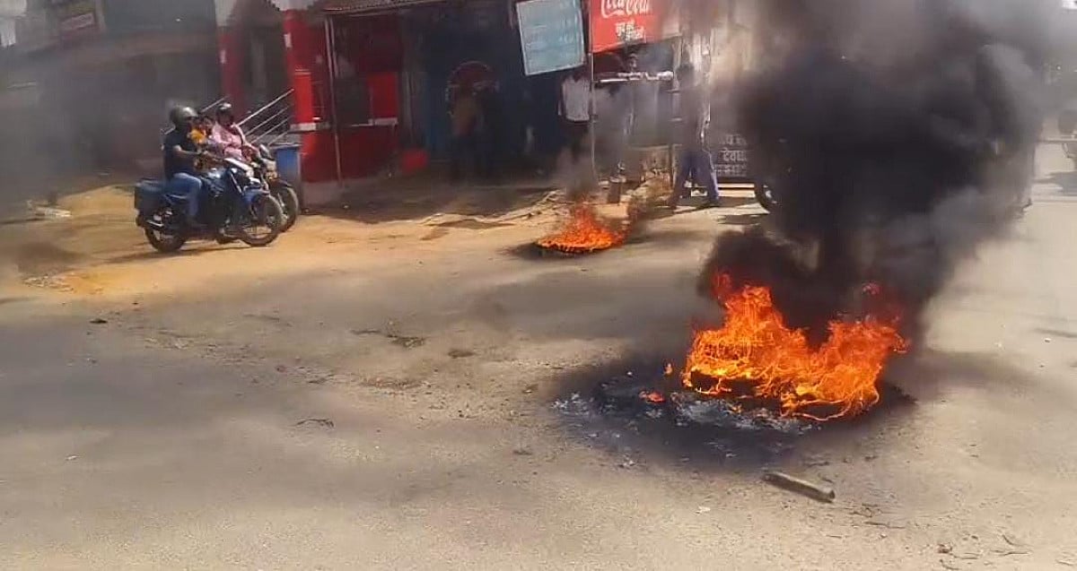 देवघर में सिरकटी लाश पर बवाल: वैद्यनाथपुर चौक जाम, टायर जलाकर उग्र प्रदर्शन