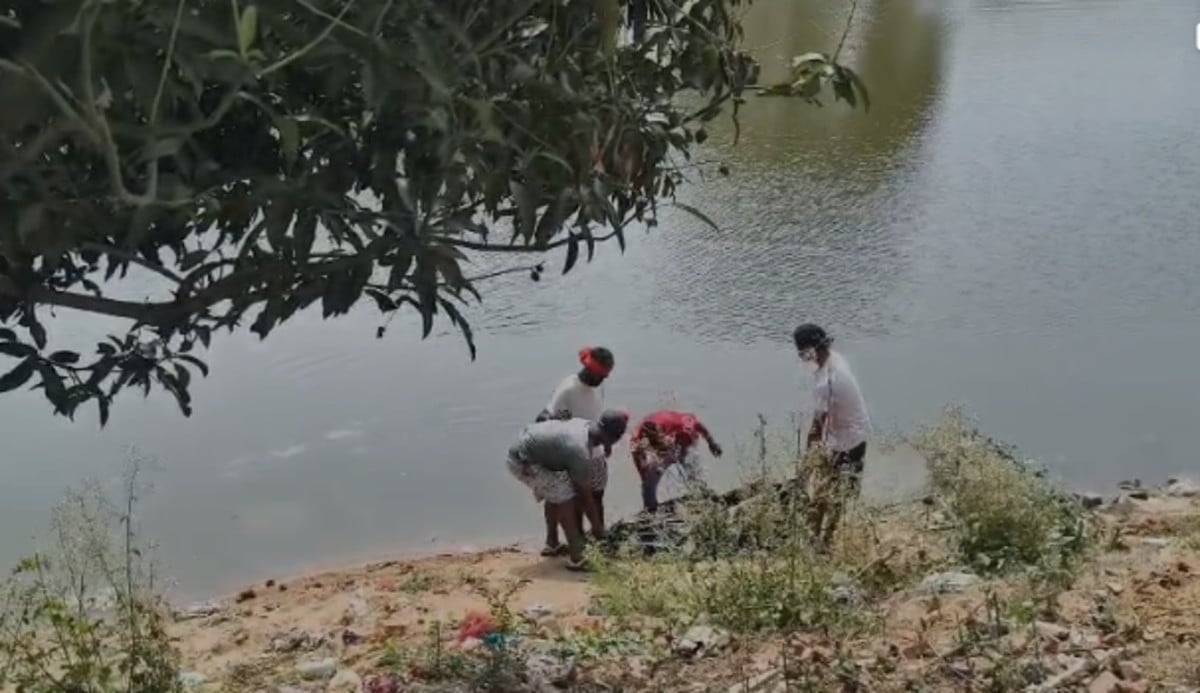 दुमका के खूंटा बांध तालाब से अज्ञात व्यक्ति का शव बरामद, इलाके में सनसनी