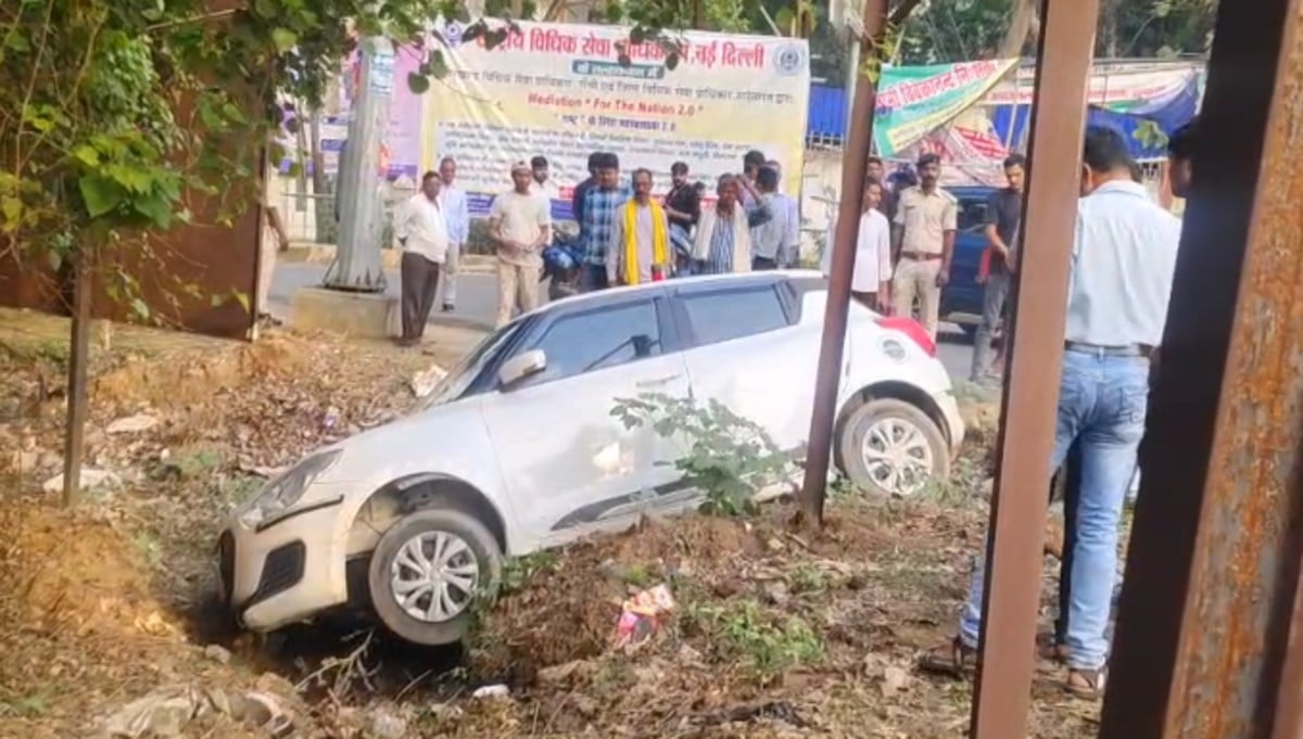 साहिबगंज में स्विफ्ट कार पलटी, बाल- बाल बचा चालक, बड़ा हादसा टला
