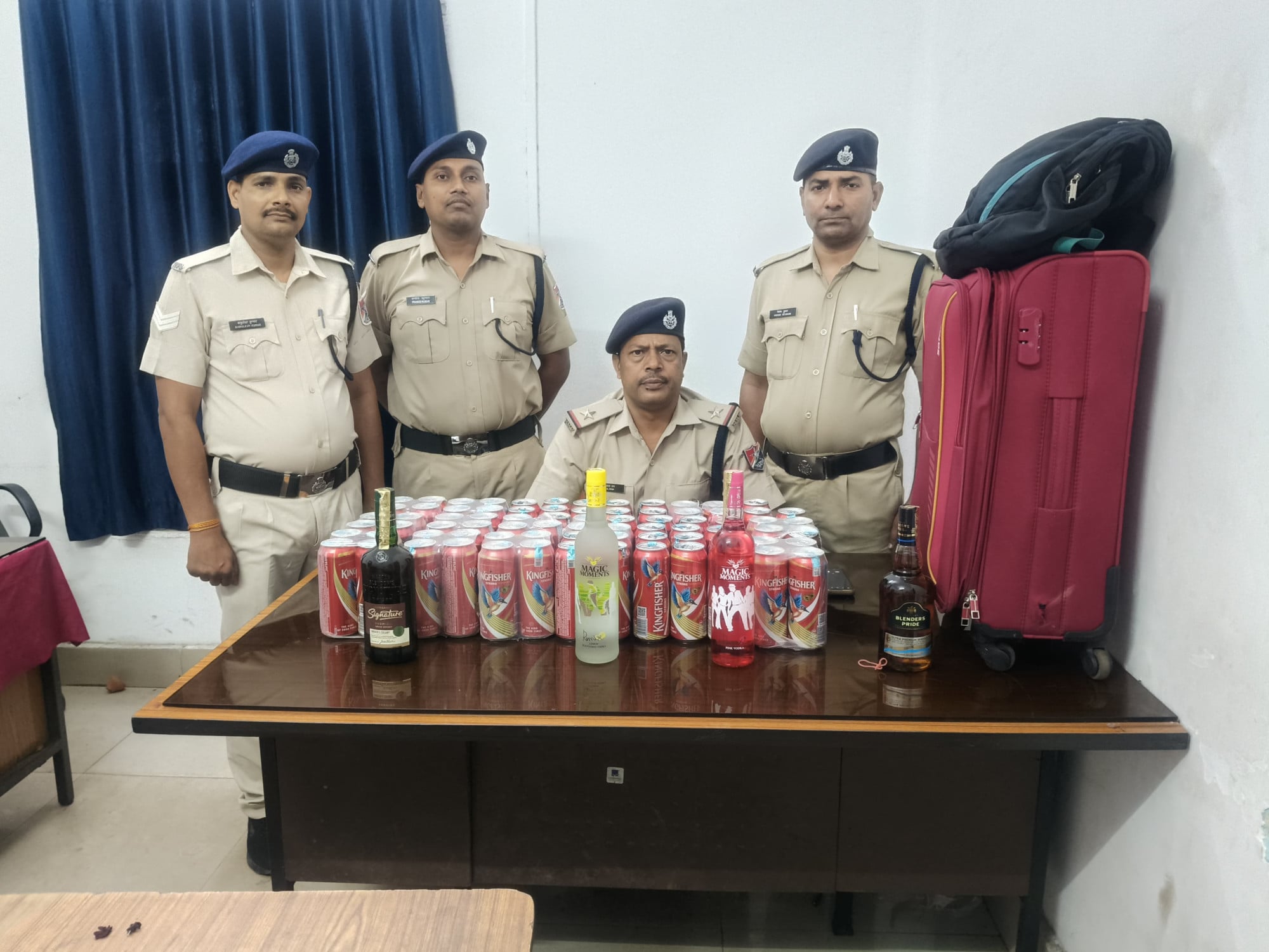 कोयलांचल में ऑपरेशन सतर्क का दिखने लगा असर, लावारिस बैग में बीयर कैन और अंग्रेजी शराब बरामद