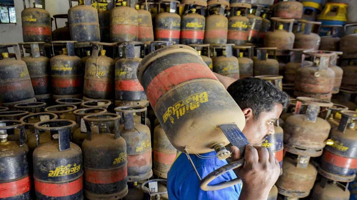 बड़ी खबर : एक बार फिर लोगों की पॉकेट पर बढ़ा बोझ, कमर्शियल LPG सिलेंडर के दामों में भारी उछाल