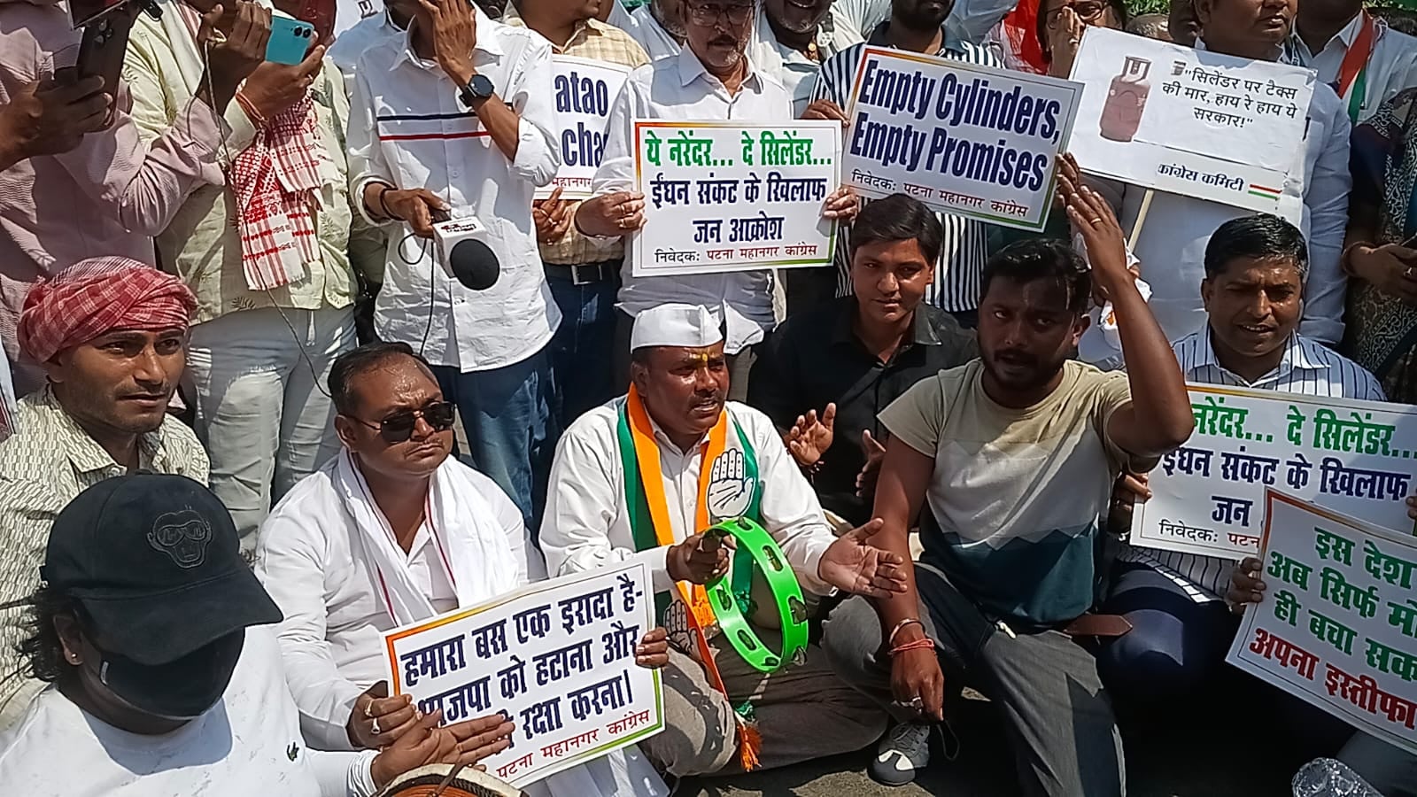 “महंगाई डायन खाए जात है”...एलपीजी गैस सिलेंडर के बढ़ते दाम पर कांग्रेस का आक्रोश, बीच सड़क जमकर काटा बवाल