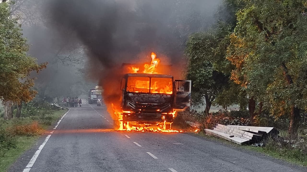 साहिबगंज में चलती हाइवा बनी आग का गोला, धूं-धूं कर मिनटों में हुई खाक, डेढ़ घंटे देरी से पहुंची दमकल की गाड़ी
