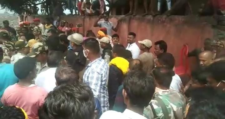 बाघमारा के नदखुरकी में कोयला उठाव को लेकर चल रहा है विवाद, सीआईएसएफ के सामने ढुल्लू और जलेश्वर समर्थकों में हुई भिड़ंत