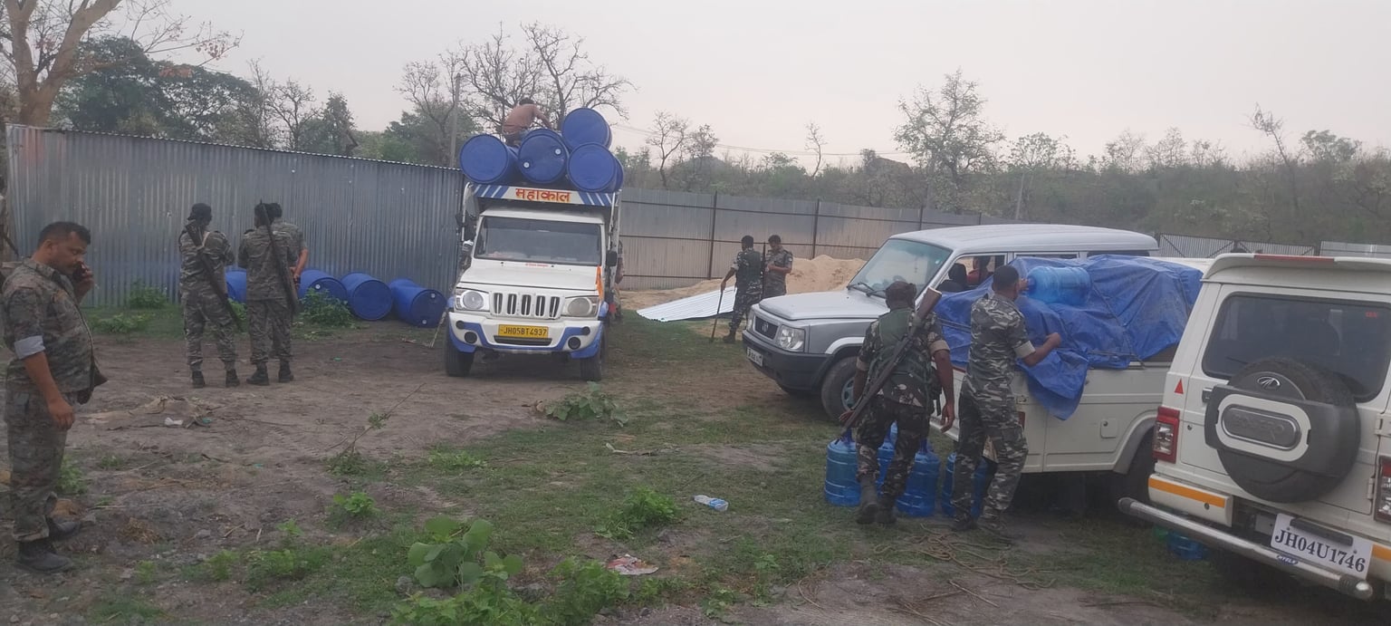 सरायकेला: मिरुडीह गांव में अवैध मिनी शराब फैक्ट्री का भंडाफोड़, भारी मात्रा में नकली अंग्रेजी शराब बरामद