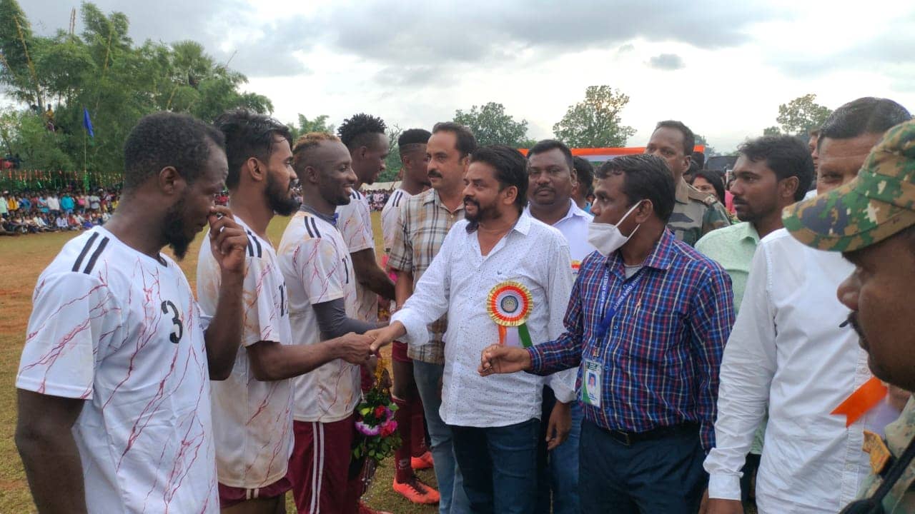 जब गांव के फुटबॉल मैच में पहुँच गई चीयर लीडर्स..जोश में लोगो ने खोए होश , सरकारी गाइडलाइन्स की उड़ी धज्जियां