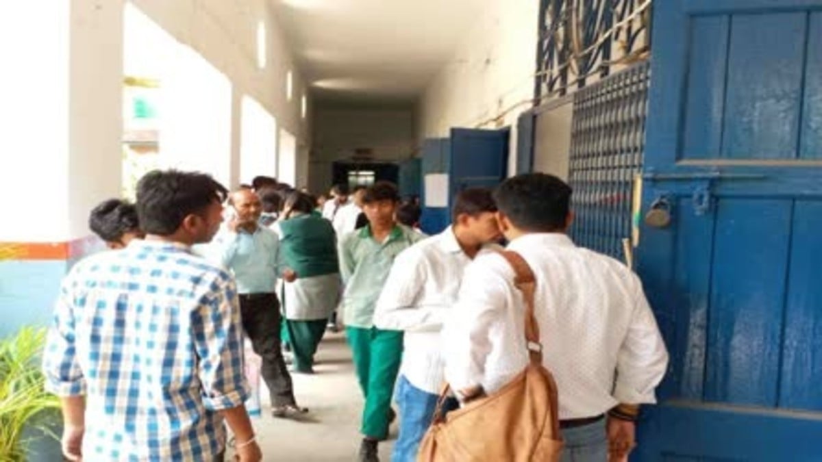 झारखंड में इंटर एडमिशन को लेकर बढ़ी चिंता, कॉलेजों में बंद हुई पढ़ाई, अब प्लस टू स्कूलों पर 4.23 लाख छात्रों का दबाव