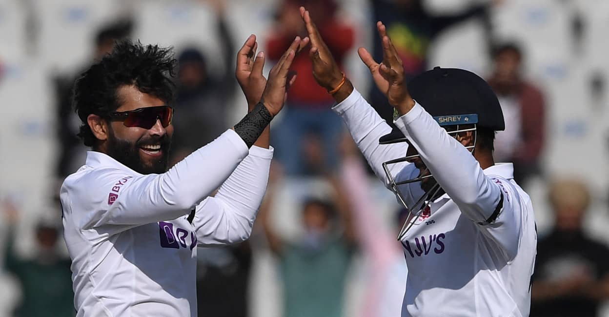 IND vs SL सीरीज: गेंदबाजी में भी जडेजा ने दिखाया अपना करिश्मा, पहले बनाए नाबाद 175 रन, फिर झटके 5 विकेट