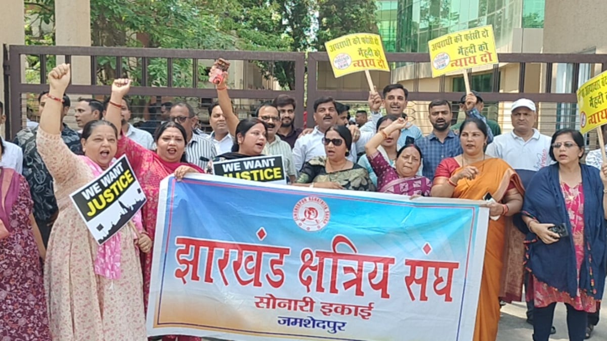 जमशेदपुर में बदमाशों का आतंक,खौलती चाय युवती पर फेका,महिलाओं ने निकाला आक्रोश मार्च