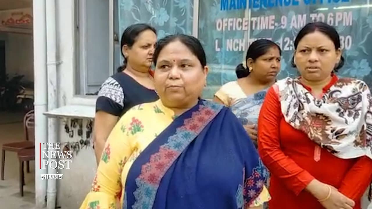 सीसीटीवी कैमरे में कैद हुई करतूत, कैसे घर के सामने खड़ी महिला से ठग लिए पहने जेवर