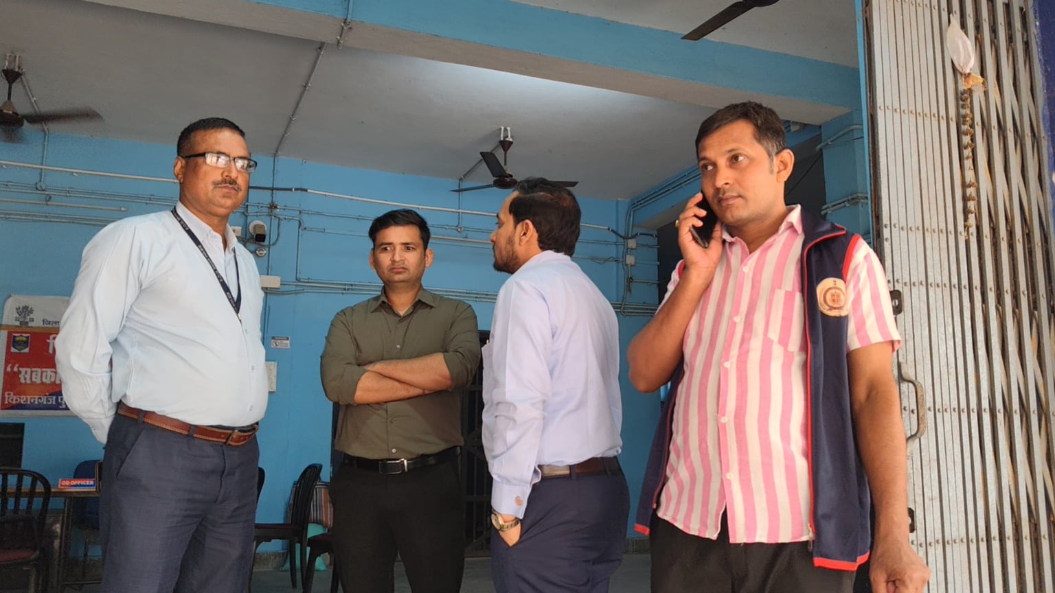 किशनगंज: सदर थाना अध्यक्ष अभिषेक कुमार रंजन के 5 ठिकानों पर स्पेशल विजलेंस की छापेमारी, मचा हड़कंप